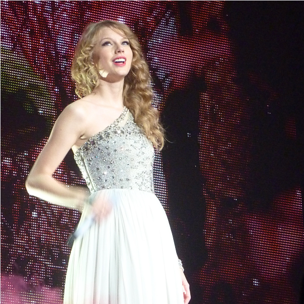 Taylor Swift live in Paris on stage
