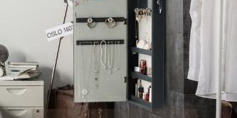 5 Chic Ways to Save Space in Your Bedroom with a Jewelry Organizer