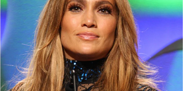 Jennifer Lopez teaches us how to contour her face using makeup