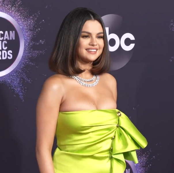 Selena Gomez attends the 2019 American music awards in a beautiful dress with full glam makeup